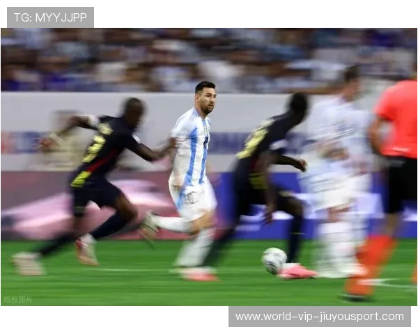 阿贾克斯锁定未来球场核心：梅西式控球与机会制造双能手